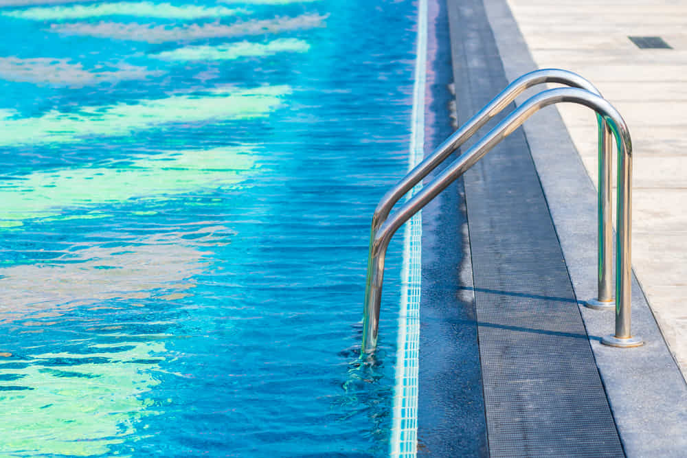 ¿Es necesario poner en funcionamiento el motor de la piscina durante el invierno?